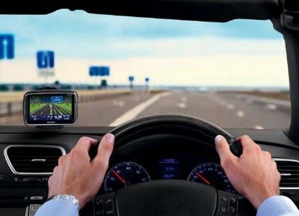 01-计算机控制传感器和谷歌街景固定在一种自动驾驶汽车上——自动驾驶汽车技术